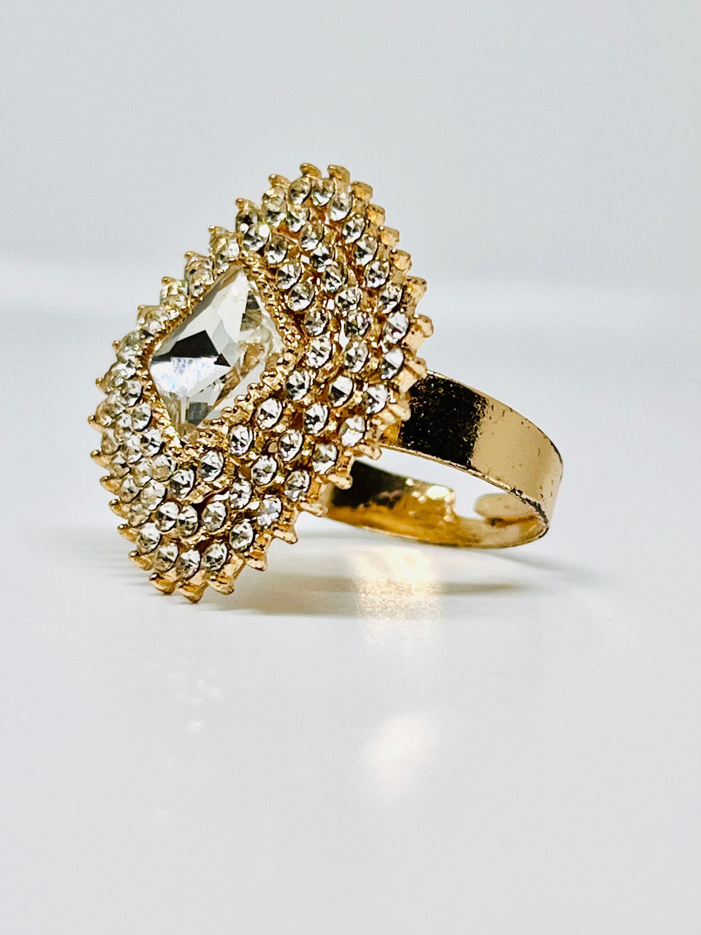 Elegant Golden Leaf Ring for Women – Uniqe Trader